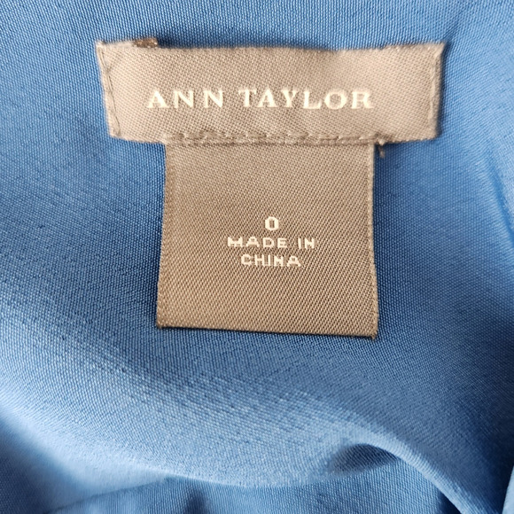 SALE Ann Taylor 100% Silk Dress Elegant Fitted Waist V neckline Blue Print SZ 0 - Picture 3 of 7